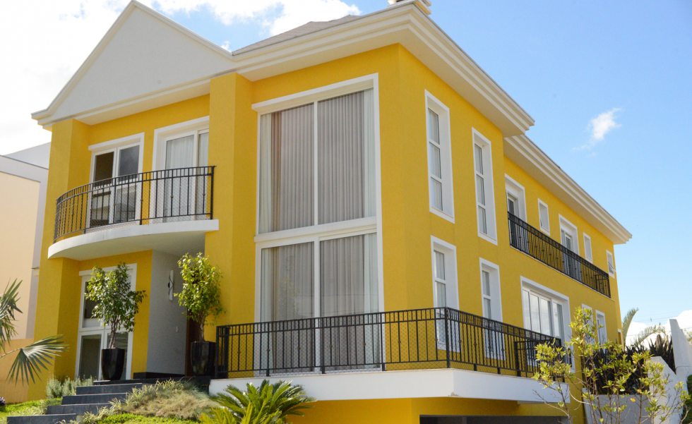 As grandes janelas dispostas na fachada da casa favorecem iluminação e ventilação natural.