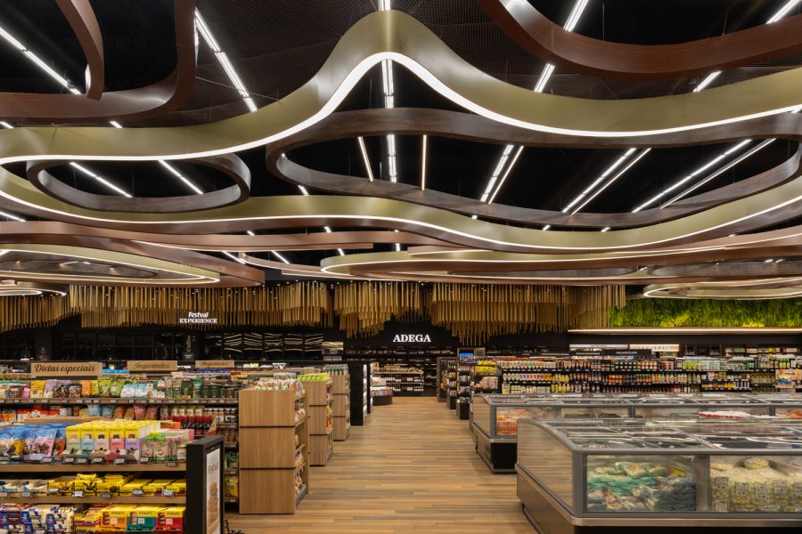 O supermercado Festval Alto da XV, projetado pelo escrit&oacute;rio curitibano Artd3 Arquitetura e D3sign, acaba de receber o pr&ecirc;mio Americas Property Awards 2025