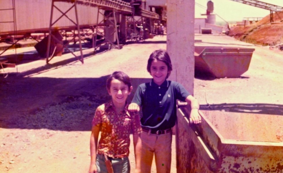 Os diretores da Plaenge Fernando e Alexandre Fabian, na infância, em uma das primeiras obras 