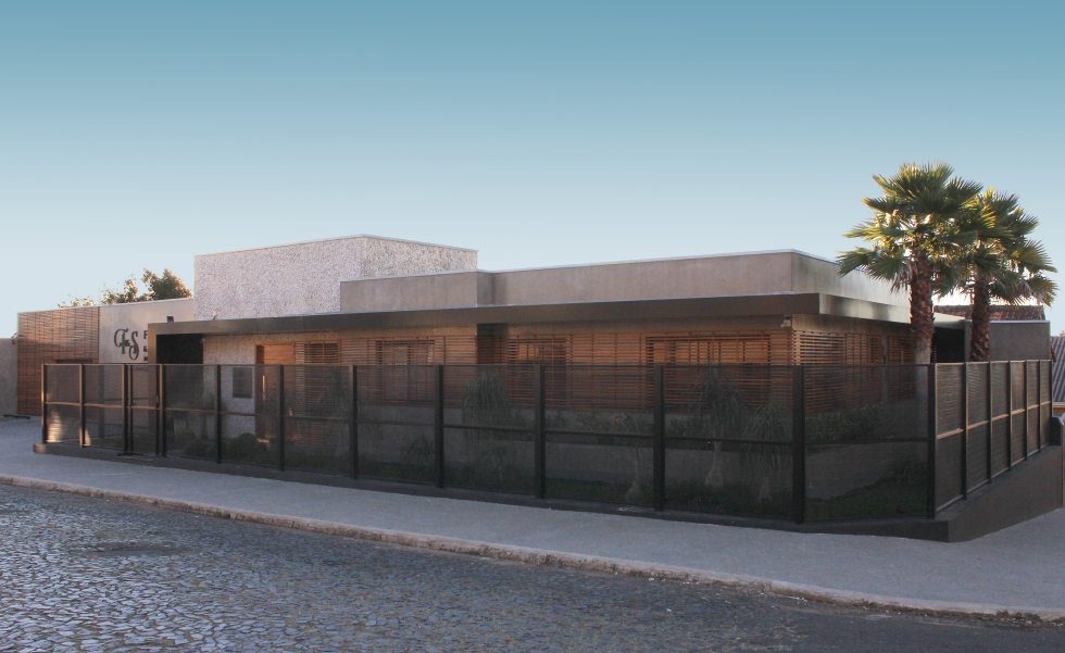 O gradil com detalhes na cor preta e a grande marquise, contorna boa parte da construção O gradil com detalhes na cor preta e a grande marquise, contorna boa parte da construção
