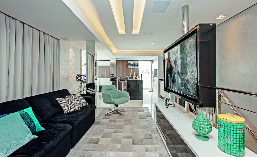 O mobiliário, que varia do branco ao fendi e marrom, se apresenta em painéis quase imperceptíveis, enquanto o tapete Shaggy (Casa Nova Interiores) ?abraça? todo o living. O mobiliário, que varia do branco ao fendi e marrom, se apresenta em painéis quase imperceptíveis, enquanto o tapete Shaggy (Casa Nova Interiores) ?abraça? todo o living.