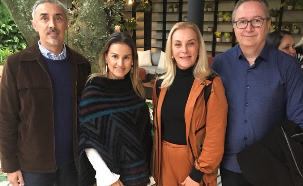 Da esquerda para direita, os arquitetos Mario Siqueira Campos, Samara Barbosa Spina, a decoradora Angela Russi, e o sócio-proprietário da Florense Carlos de Carvalho, Nelson Calcagnotto Da esquerda para direita, os arquitetos Mario Siqueira Campos, Samara Barbosa Spina, a decoradora Angela Russi, e o sócio-proprietário da Florense Carlos de Carvalho, Nelson Calcagnotto