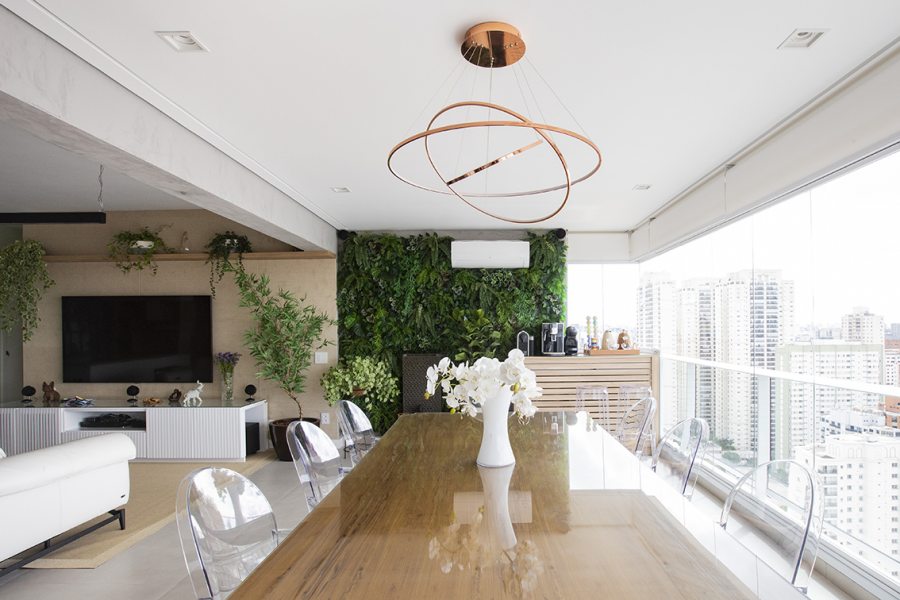 O fechamento de vidro na varanda é um dos recursos mais utilizados para incorporar a varanda à área social das residências | Projeto: Freijó Arquitetura | Foto: Mariana Camargo.