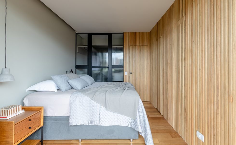 Projeto de IN arq+design e Leticia Escuissato Arquitetura com piso de madeira Tauari, da Base Sólida | Foto Guilherme Rocha Projeto de IN arq+design e Leticia Escuissato Arquitetura com piso de madeira Tauari, da Base Sólida | Foto Guilherme Rocha