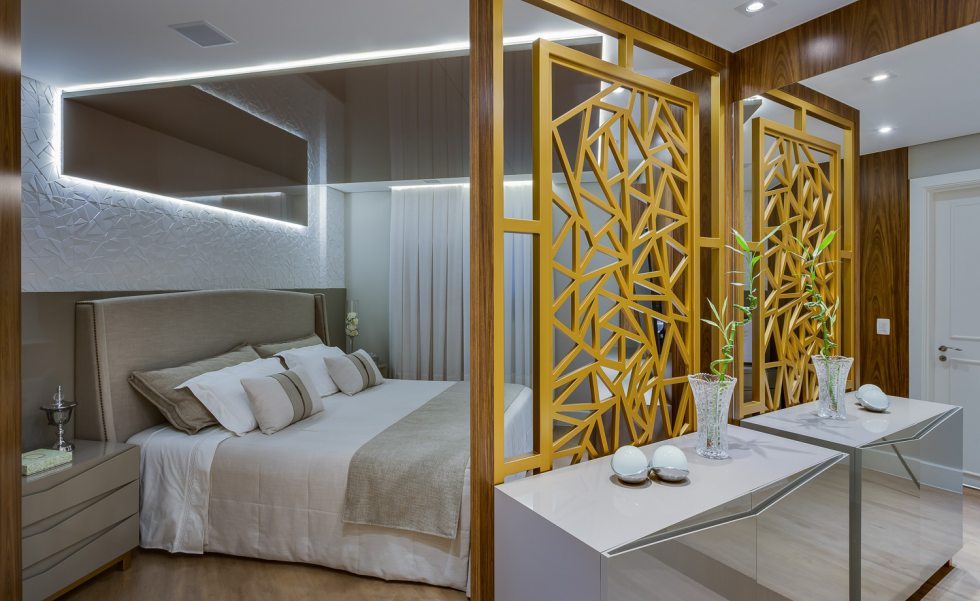 Tecnológico, o quarto possui cama motorizada com regulagem de altura, arcondicionado, persianas, TV, som e iluminação, todos totalmente automatizados. A cabeceira de linho com detalhes em dourado fosco é da Irma Decorações Tecnológico, o quarto possui cama motorizada com regulagem de altura, arcondicionado, persianas, TV, som e iluminação, todos totalmente automatizados. A cabeceira de linho com detalhes em dourado fosco é da Irma Decorações