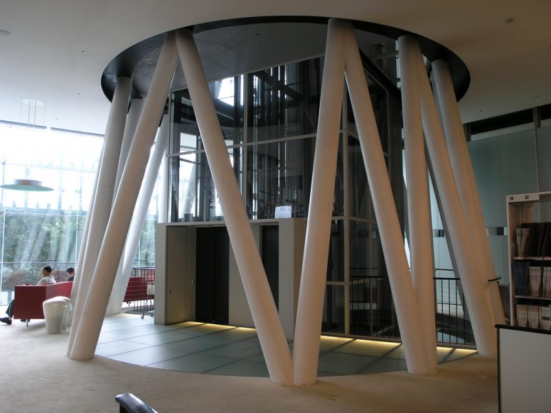 Treze tubos metálicos atravessam os sete andares do edifício, servindo tanto para sustentação quanto para conduzir ar, luz e infraestrutura.