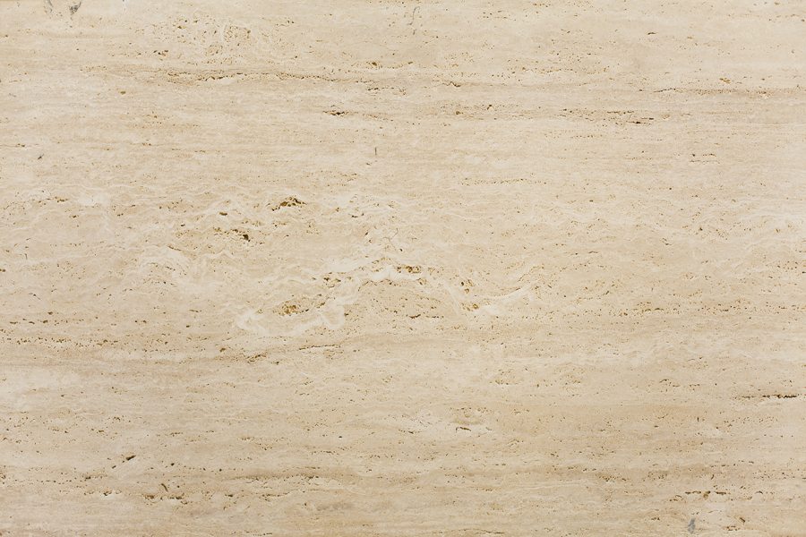 O Travertino Romano tem uma superfície mais uniforme e menos porosa