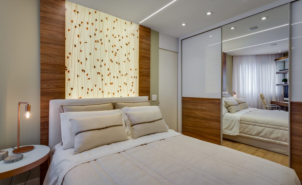 O painel retroiluminado de Ecoresin, atrás da cama, possui aplicação de folhas e flores secas O painel retroiluminado de Ecoresin, atrás da cama, possui aplicação de folhas e flores secas