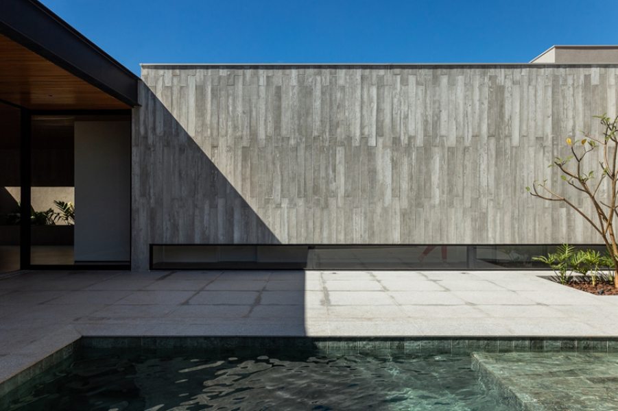 Concreto ripado, granito e mármore são os elementos principais de revestimento do projeto minimalista