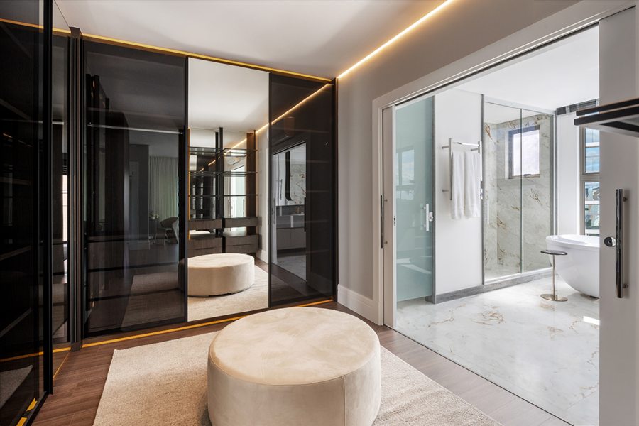 O closet com marcenaria sob medida garante organização sem interromper o fluxo.