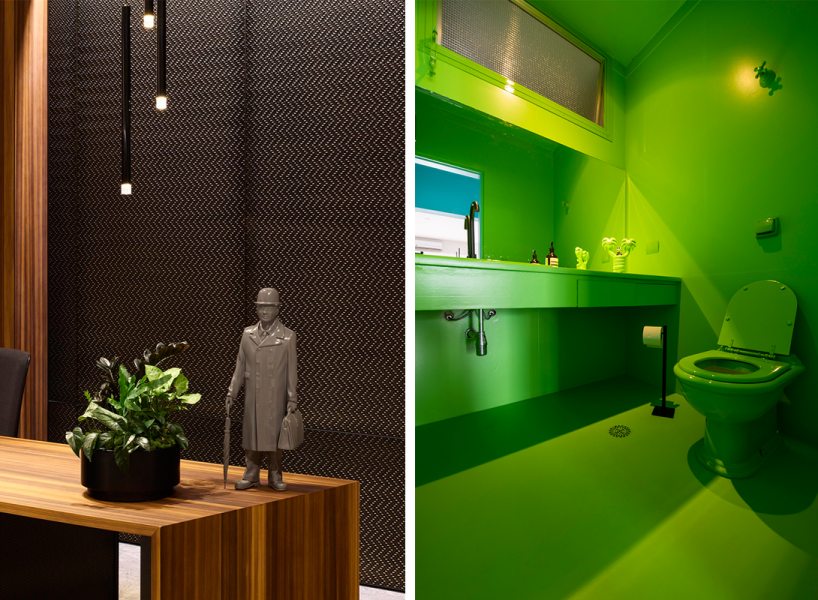 A iluminação focal cria um ponto de atenção nos objetos decorativos no projeto do Studio Pacific. (Foto: Jason Mann) enquanto a luz intensifica o verde e transforma o banheiro em um espaço cênico, quase imersivo. Projeto Moca Arquitetura | Foto Inacio Aronovich.