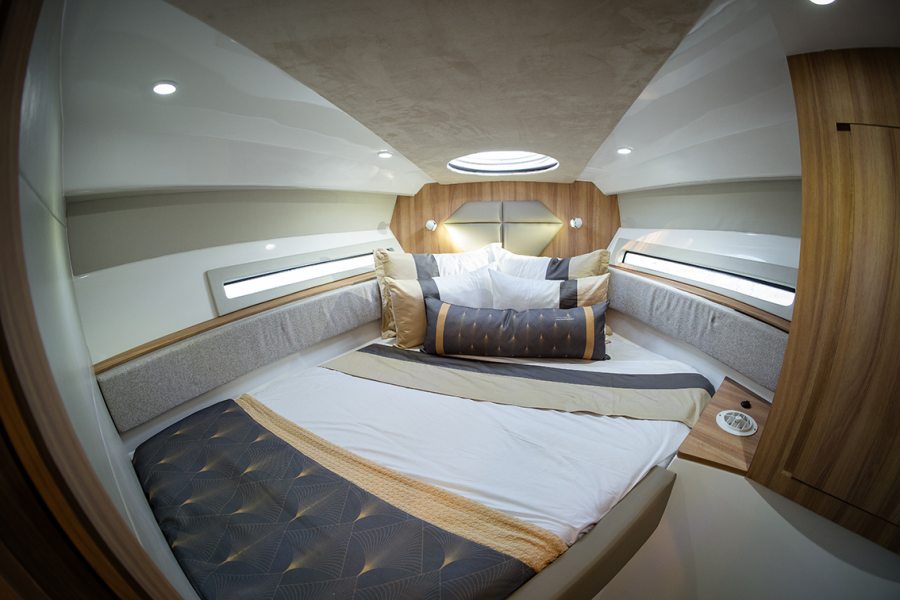 Iluminação estratégica - A luz é planejada para criar cenários: relaxar, ler, circular. Cada ajuste transforma o ambiente.