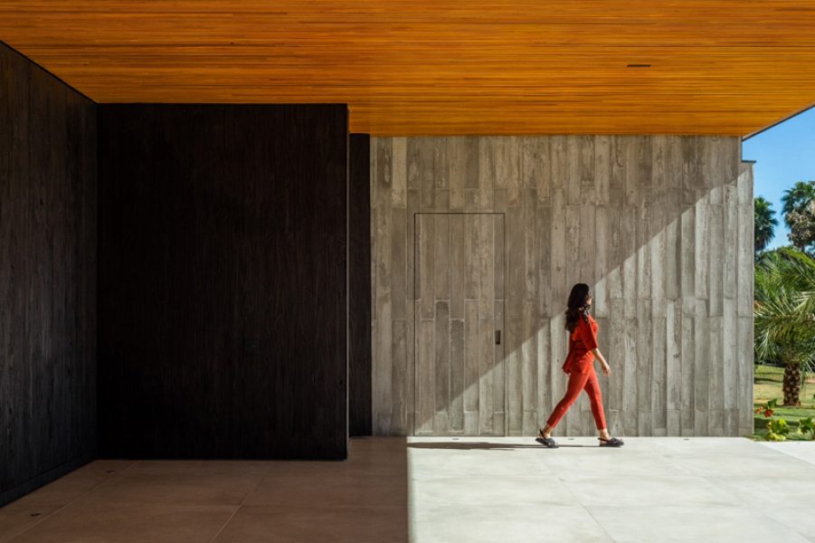 A técnica do uso de madeira carbonizada shou sugi ban deu toque artístico ao projeto, o revestimento luxuoso fica perfeito tanto na aplicação em ambientes externos como nos internos
