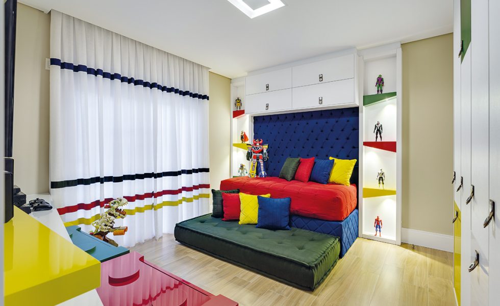 As estantes em MDF branco receberam pontos de luz (Grey House). A cama possui futons (Entre Sedas Decor) que podem ser transformados em um grande sofá para ver TV As estantes em MDF branco receberam pontos de luz (Grey House). A cama possui futons (Entre Sedas Decor) que podem ser transformados em um grande sofá para ver TV