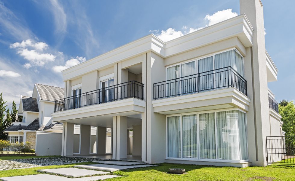 Molduras e frisos compõem a horizontalidade da fachada desta casa contemporânea. Molduras e frisos compõem a horizontalidade da fachada desta casa contemporânea.