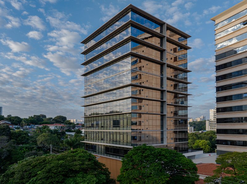 Vidro Low-E Com camada de baixa emissividade, ajuda a manter a temperatura interna estável, reduzindo o uso de climatização. Foto Cebrace/Divulgação.