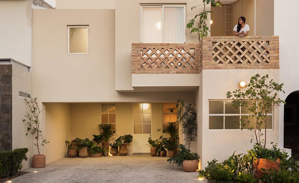 Fachada com autenticidade: cerâmica, plantas e texturas claras revelam a identidade da casa já no primeiro olhar. Fachada com autenticidade: cerâmica, plantas e texturas claras revelam a identidade da casa já no primeiro olhar.