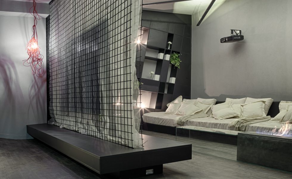 No projeto de Júnior Piacesi, a estante inusitada e as ferragens de obra que compõe o painel de TV mostra toda a originalidade característica do estilo hipster No projeto de Júnior Piacesi, a estante inusitada e as ferragens de obra que compõe o painel de TV mostra toda a originalidade característica do estilo hipster