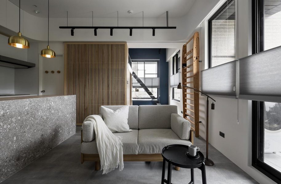 Sofá pequeno em ambiente pequeno: modelo compacto com estrutura leve e que não pesa no visual. Bem posicionado, define o espaço sem interromper o fluxo. Projeto Aoda Design | Foto Jackal Liu Photography