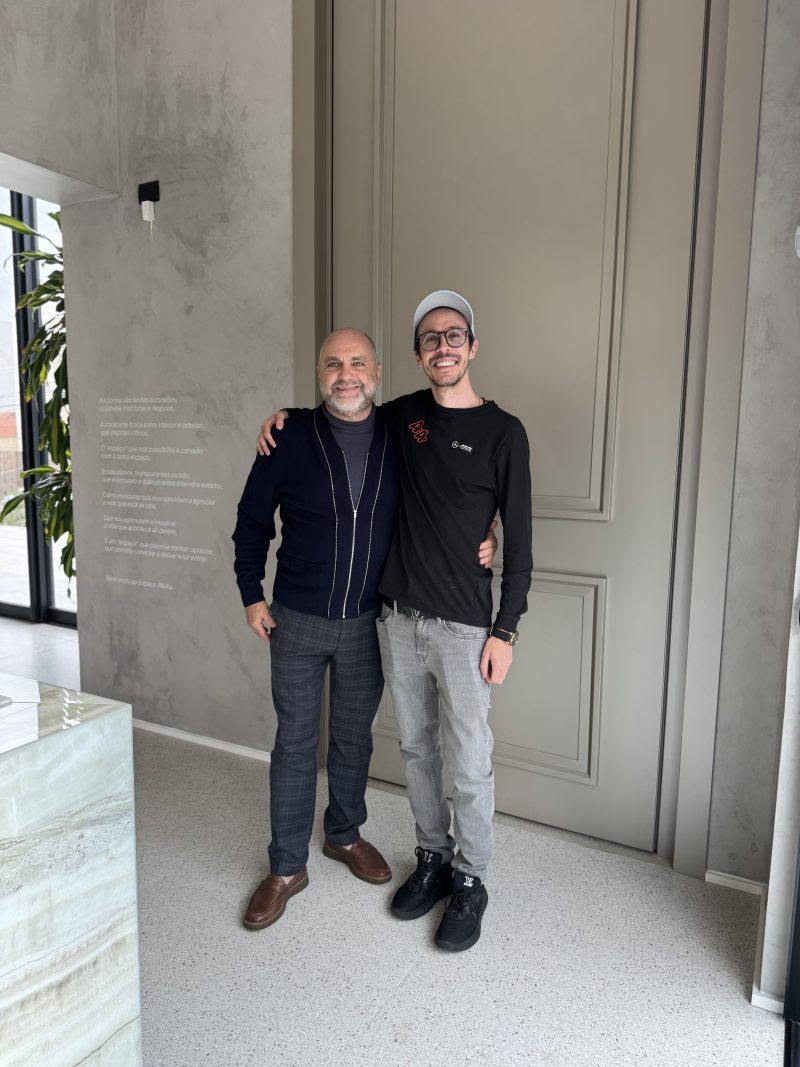 O arquiteto Fernando Schwertner com o palestrante