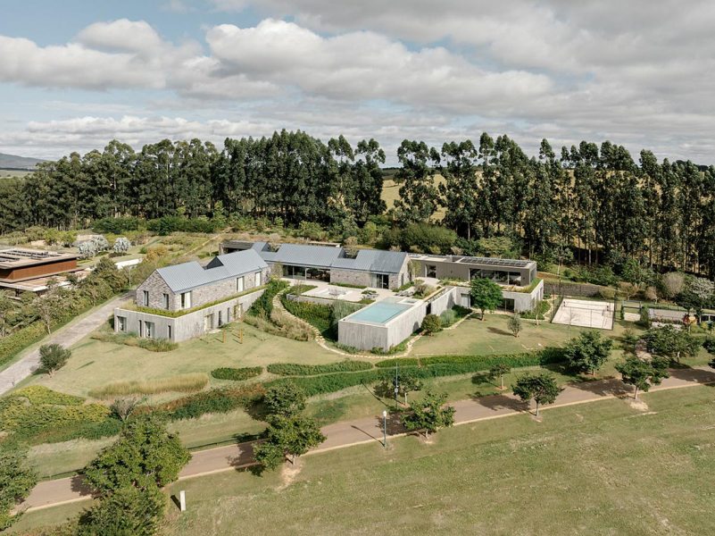 A diferença de 11 metros de altitude foi nivelada por uma base de concreto