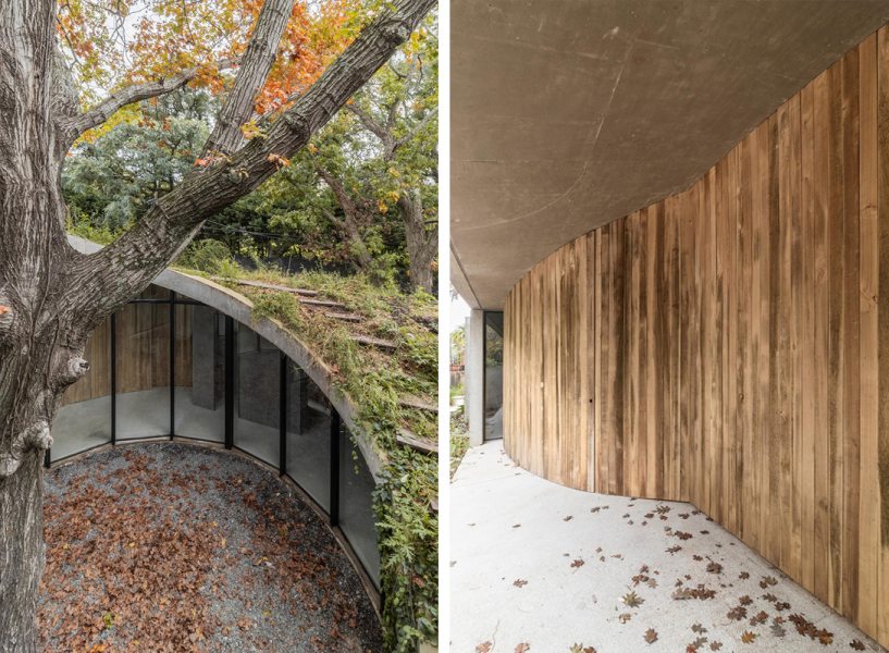 Um pátio circular é revelado ao se cruzar o limiar da porta de entrada