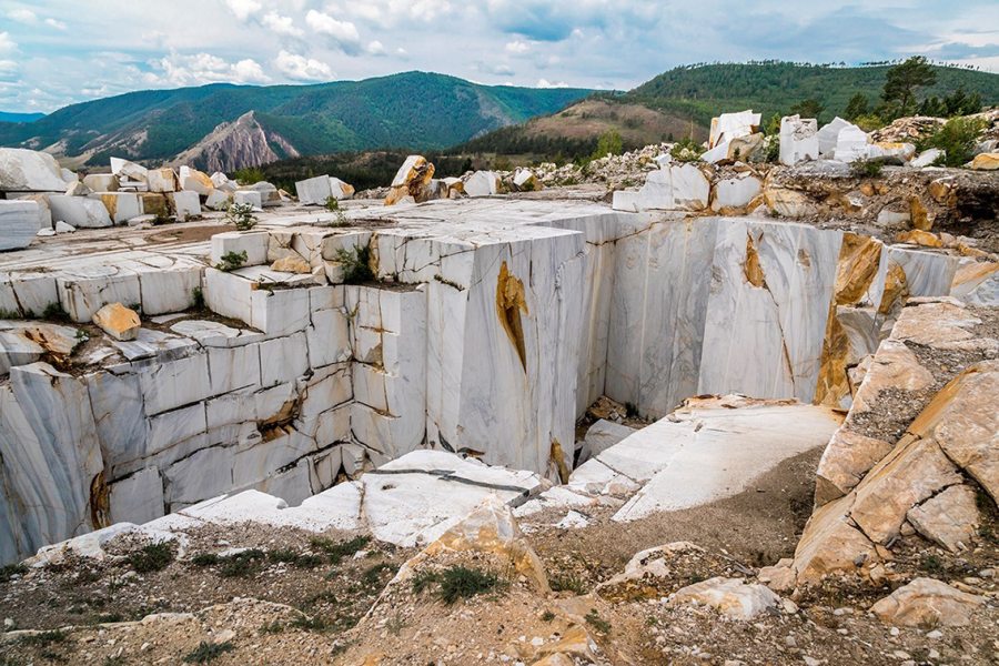 Mármore: fruto da metamorfização do calcário sob pressão e altas temperaturas, o mármore é uma valiosa pedra utilizada especialmente em ambientes com traços clássicos e minimalistas, adicionando beleza e elegância