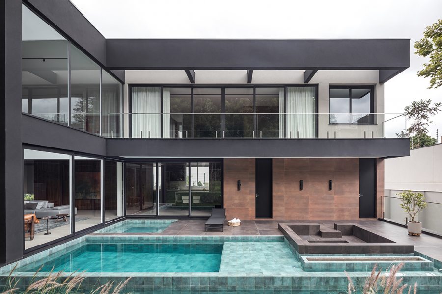 A área externa da casa ganhou piscina com prainha, hidromassagem e lareira para os típicos dias frios curitibanos.