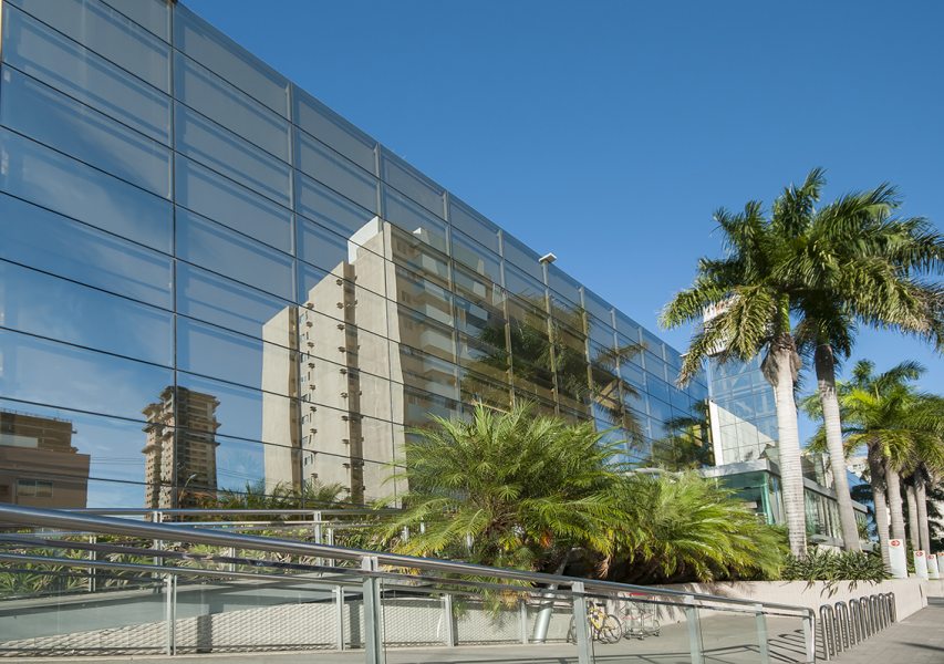 Vidro Reflecta - Ideal para fachadas comerciais, combina efeito espelhado com alto controle solar, garantindo conforto e estética contemporânea. Foto Cebrace/Divulgação