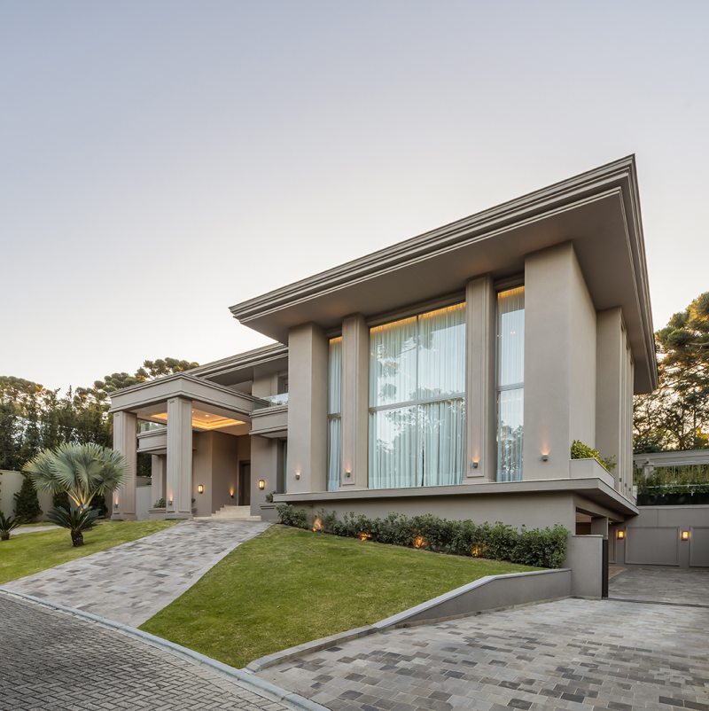 Inspirados pelas linhas arquitetônicas das Prairie Houses, de Frank Lloyd Wright, os arquitetos criaram uma residência sofisticada e orgânica, priorizando o uso de materiais nobres e cores discretas