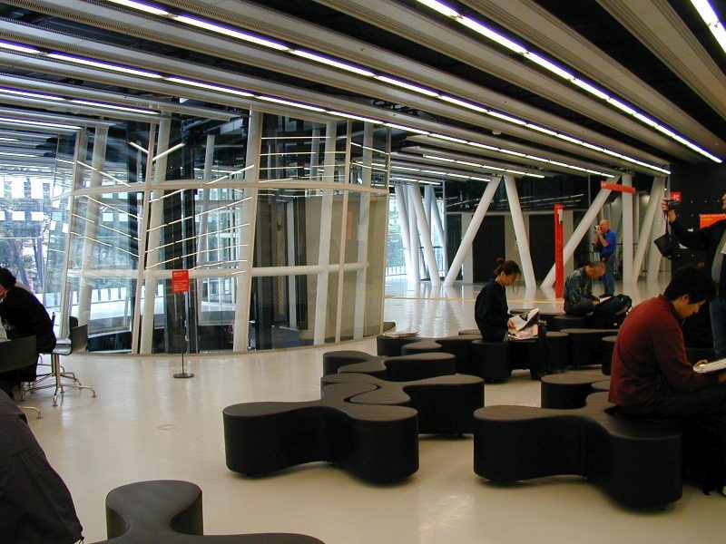 Mais que livros, um lugar de encontro, luz e convivência urbana.