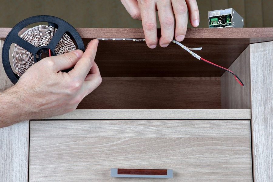   O driver, à direita, atua como um conversor de energia da fita de Led