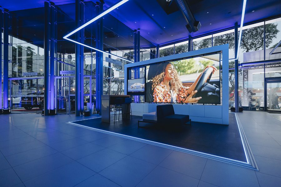 O layout promove um espaço high-tech, onde a interatividade eleva a experiência de compra dos veículos, acessórios e demais serviços da Volkswagen a um novo patamar
