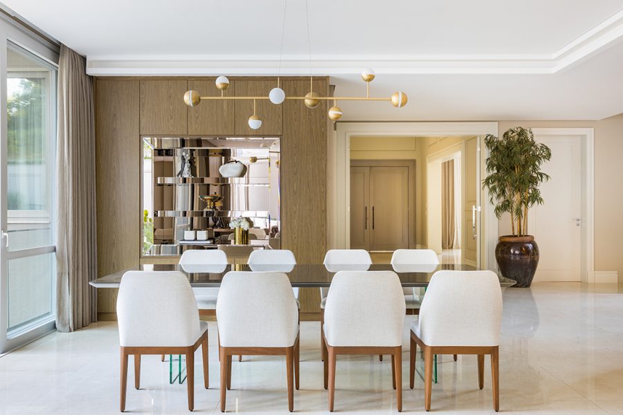 A sala de refeições oferece uma opção confortável para as refeições diárias em família ou para os eventos sociais mais intimistas. O mobiliário da Cremonez Marcenaria foi essencial para concretizar a visão dos profissionais para o espaço