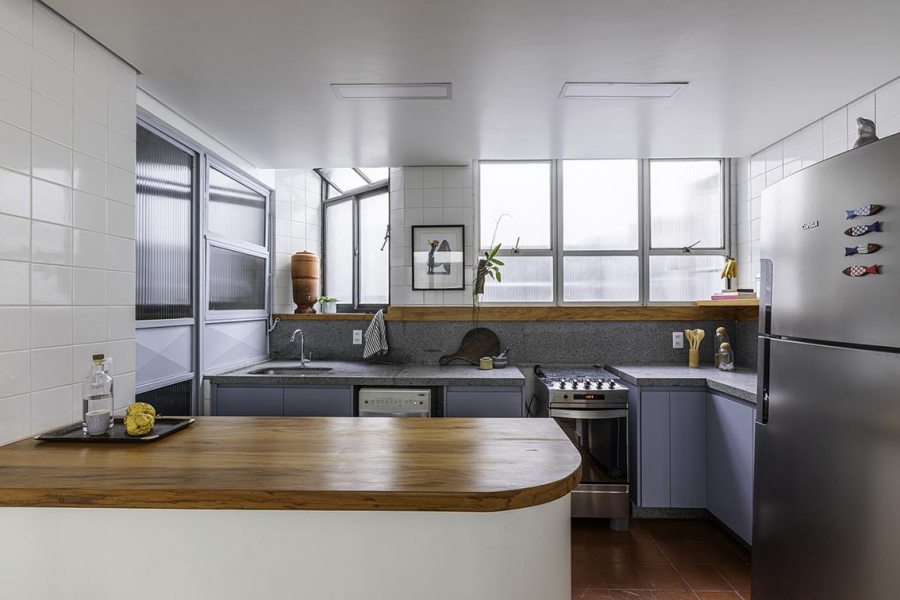O mesmo tom de azul das portas metálicas foi repetido no mobiliário sob medida da cozinha.