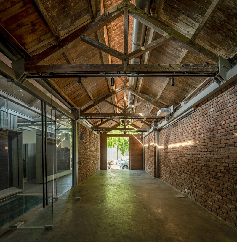 As paredes foram raspadas à mão para expor a alvenaria e a marcenaria em teca birmanesa.