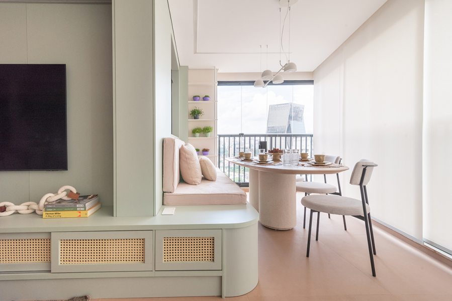 Quando o imóvel foi entregue pela construtora, apenas a varanda contava com revestimento no piso. No projeto de reforma a arquiteta promoveu o nivelamento e a substituição pelo mesmo porcelanato em tom rosado que acompanha a paginação da sala