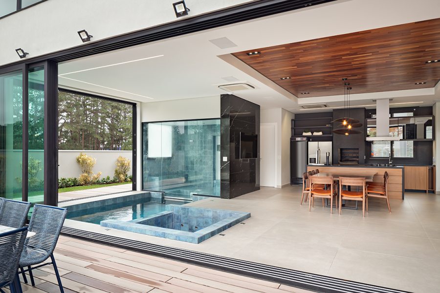 A integração com os jardins permite livre acesso à piscina externa e à sauna úmida. A área de lazer virou um destino popular entre os amigos e familiares dos moradores, que recebem convidados praticamente toda semana.