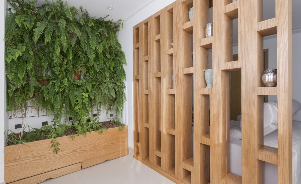Nesse projeto, a arquiteta Nina Abadjieff conseguiu trazer o verde para dentro de casa por meio do jardim vertical, já que o espaço era muito pequeno