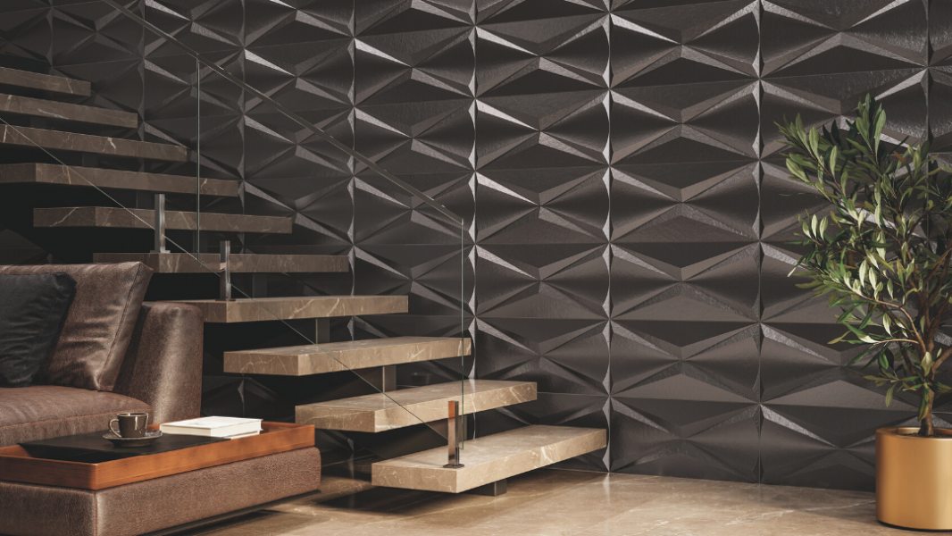 Os triângulos em alturas diferentes oferecem movimento às paginações e são evidenciados pelos efeitos de luz e sombra da iluminação. A Série Cubic, da Roca Cerámica, é encontrada nas cores Grafite, Branco e Cobre com superfície metalizada e dimensão 30 x 60 cm 