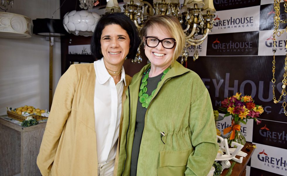 A designer de interiores Luciana Gibaile e a diretora da Grey House, Adriana Sypniewski A designer de interiores Luciana Gibaile e a diretora da Grey House, Adriana Sypniewski