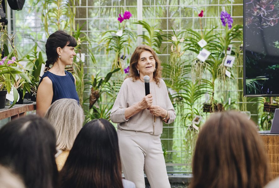 Rosita Beltrão Rischbieter apresentando a nova proposta de eventos da Orquidaria com a neta Eduarda Guimarães 
