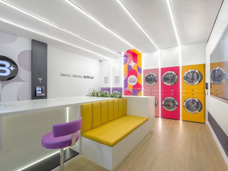 Os perfis de luz guiam o olhar e organizam o espaço da lavanderia, criando uma atmosfera clara e funcional para o uso diário. Projeto Bianca Lombardi / Foto Gerson Lima.