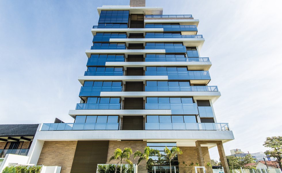O grande pórtico foi revestido em porcelanato Royal Oak Gold extrafino (Portobello Shop) e fica imerso no espelho d?água que marca o hall de entrada O grande pórtico foi revestido em porcelanato Royal Oak Gold extrafino (Portobello Shop) e fica imerso no espelho d?água que marca o hall de entrada