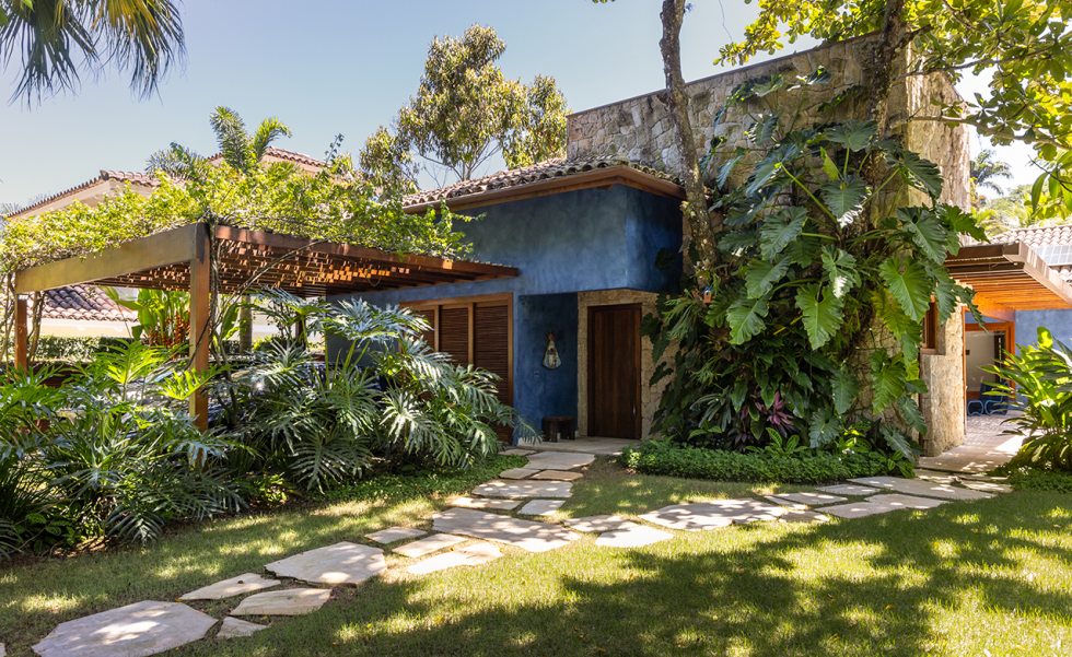 Beleza e funcionalidade: A fachada azul com pedra natural contrasta com a mata, integrando-se ao clima litorâneo. Beleza e funcionalidade: A fachada azul com pedra natural contrasta com a mata, integrando-se ao clima litorâneo.
