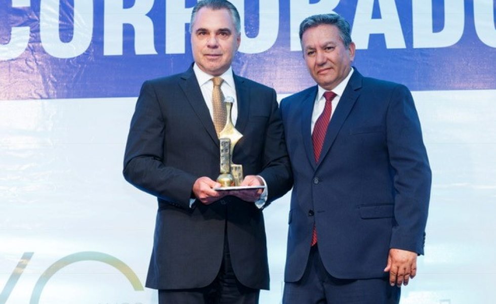 O diretor-presidente da Compagas, Luiz Malucelli Neto, recebendo o prêmio das mãos do presidente da Ademi/PR, Jacirlei Soares Santos