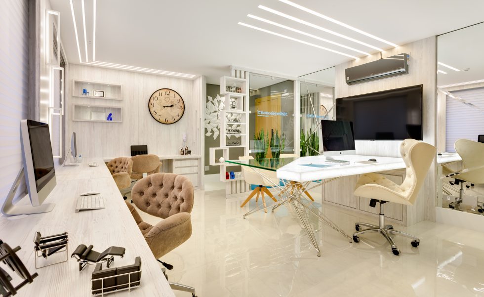 espaço recebeu piso em porcelanato Delta em toda a extensão e espelhos em locais estratégicos, para maior amplitude. Nichos desencontrados compõem o hall de entrada e abrigam a coleção de miniaturas e prêmios. espaço recebeu piso em porcelanato Delta em toda a extensão e espelhos em locais estratégicos, para maior amplitude. Nichos desencontrados compõem o hall de entrada e abrigam a coleção de miniaturas e prêmios.