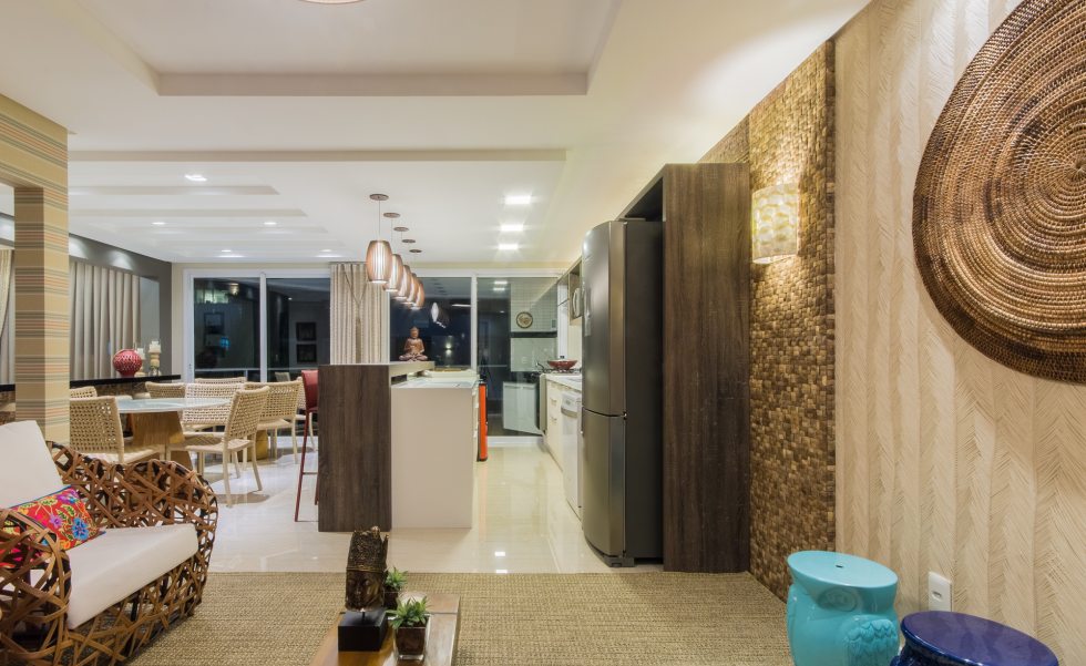 A espaçosa sala de jantar com cozinha gourmet privilegia o conforto dos convidados. A espaçosa sala de jantar com cozinha gourmet privilegia o conforto dos convidados.