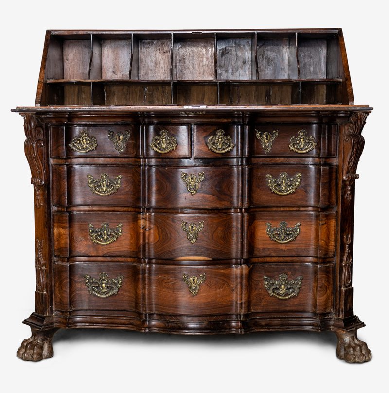 Cômoda papeleira em jacarandá do século XVIII, da III Mostra de Arte, Antiguidades e Joalheria. Foto Paulo Ferreira da Silva.