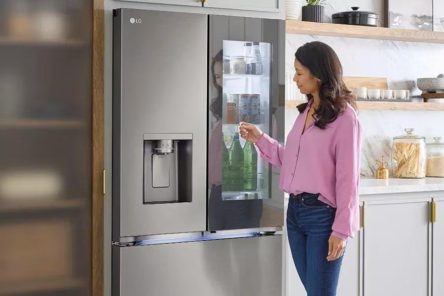 LG Instaview: o recurso “bata duas vezes para ver”, ilumina o interior sem abrir a porta e ajuda a economizar energia. 